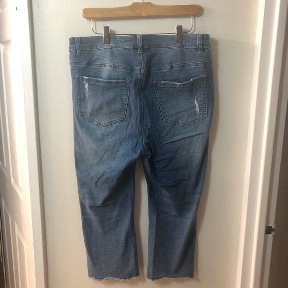 Love & Legend light wash capris - Picture 2 of 3